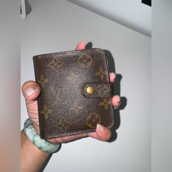 Louis Vuitton Compact Zippe Wallet - Picture 11 of 11
